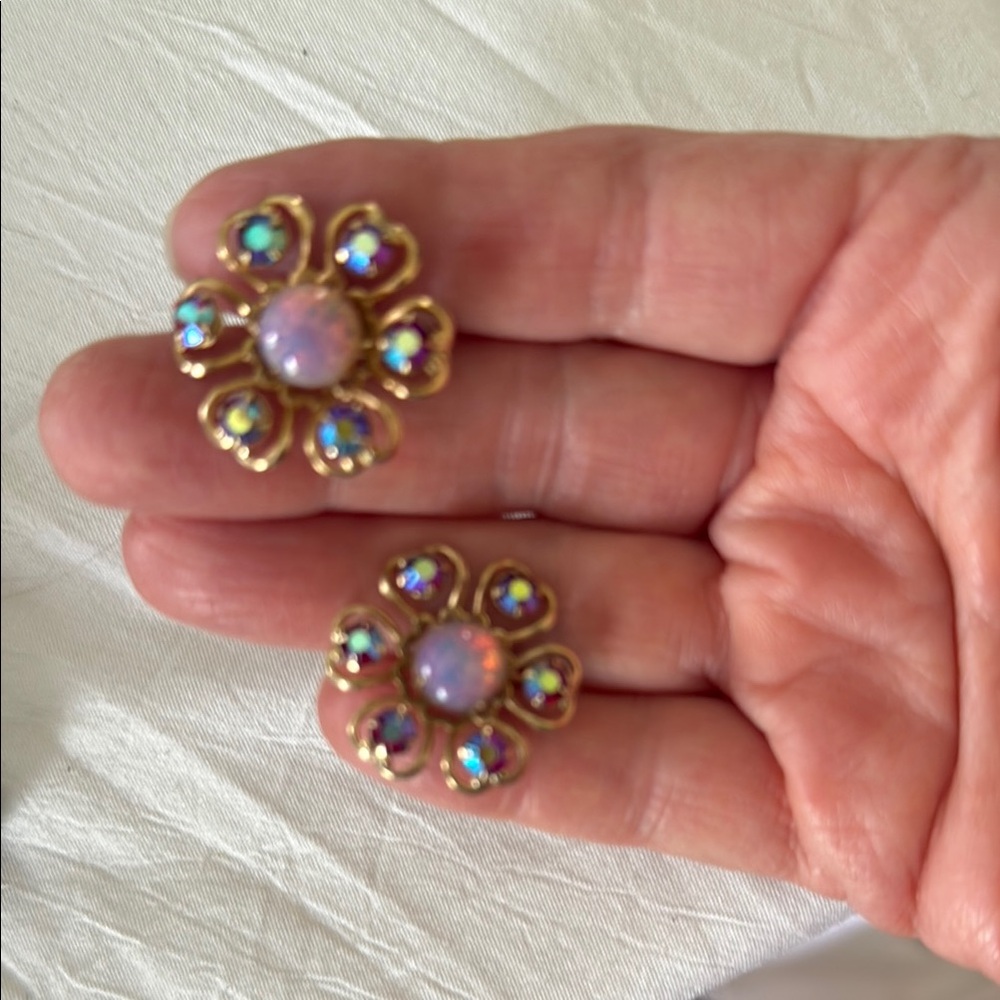 Opal like and AB crystal Gold tone Flower screw back Earrings vintage